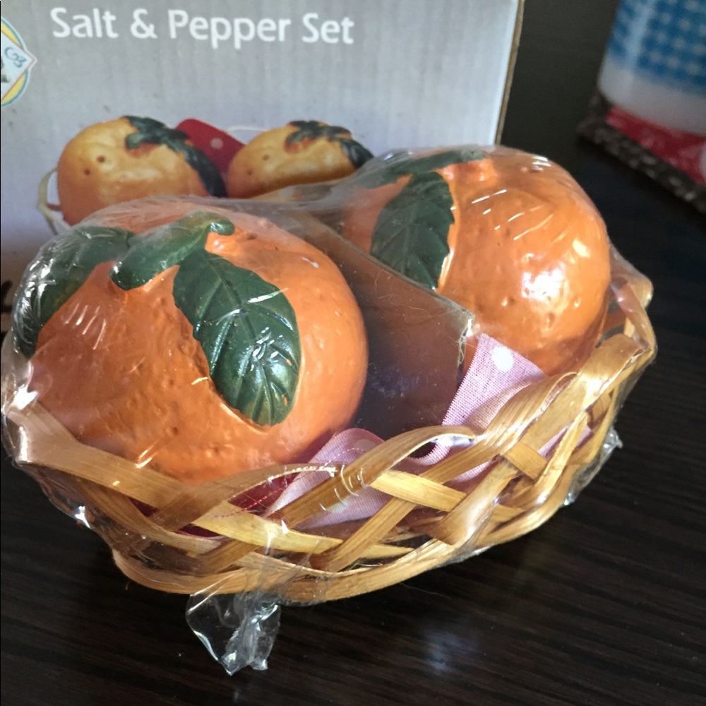 Salt and Pepper set NIB  oranges in a basket